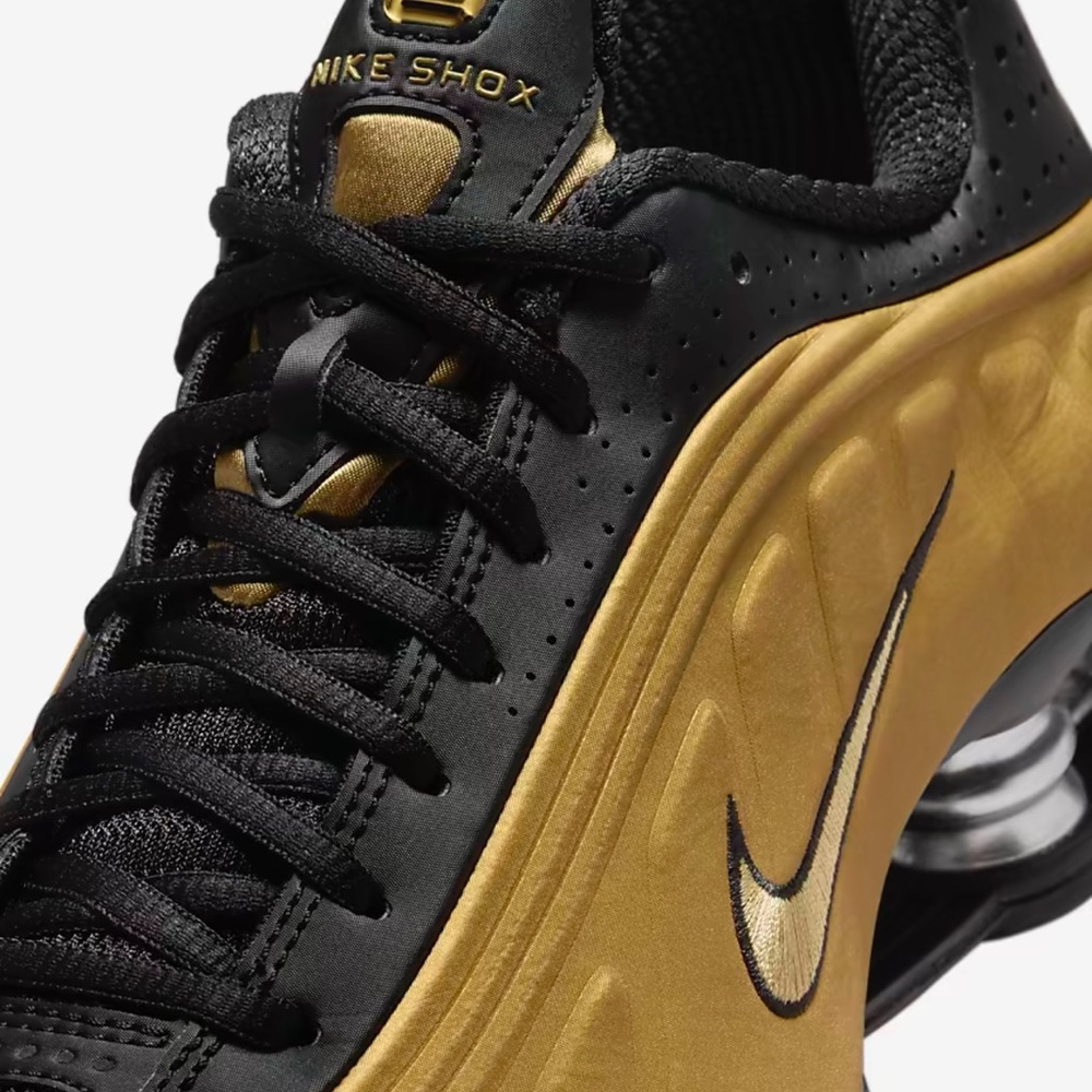 Nike WMNS Shox R4
Sneakers 
Black/Metallic Silver/Metallic
Gold
Style AR3565-005 - Picture 14 of 16